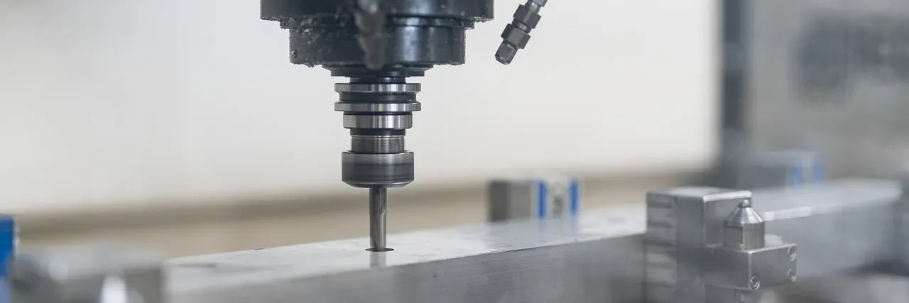 CNC-freesmachine bewerkt een metalen werkstuk