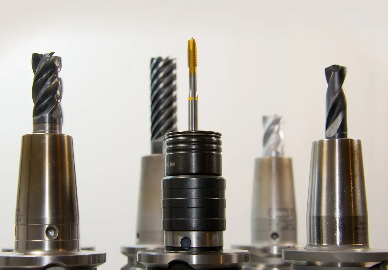 Gereedschapsopnames met frezen en een draadtap in een gereedschapswisselaar